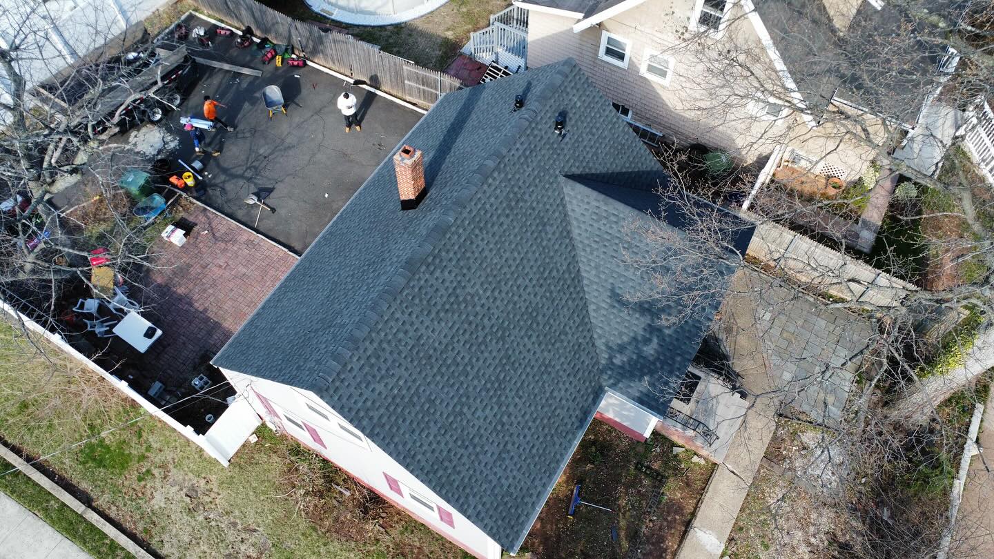 Full exterior of home in Roselle, NJ with new GAF Timberline HDZ Charcoal roof